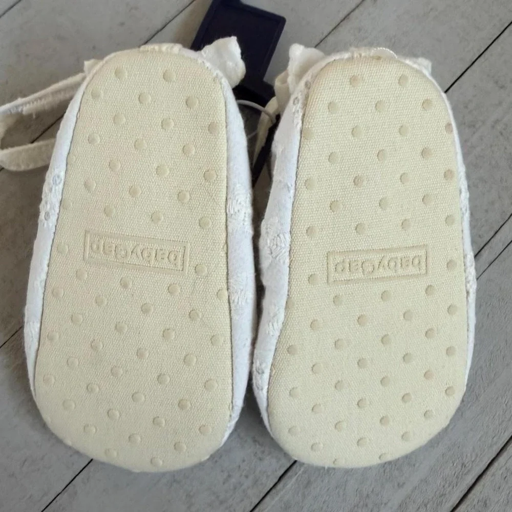 Baby Gap White Eyelet Lace Baby Shoes 18-24mos